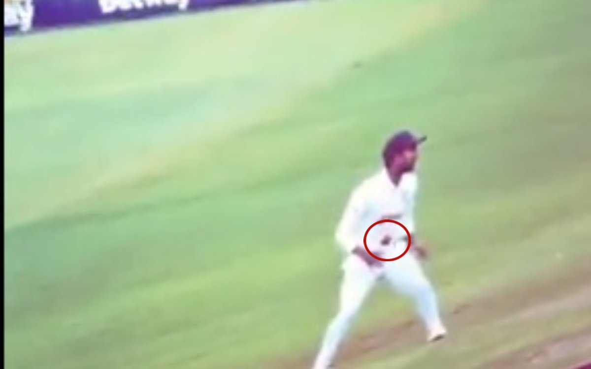 Cricket Image for VIDEO : 'नज़र हटी और दुर्घटना घटी', लाइव मैच में देखने को मिली कॉमेडी
