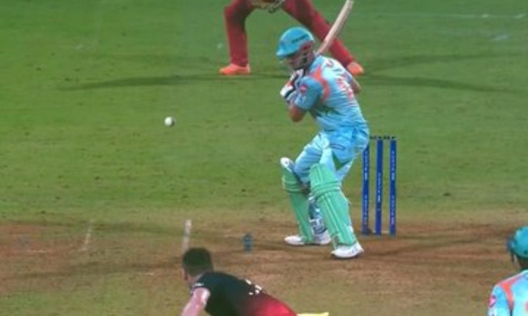 Cricket Image for VIDEO : 'ये अंपायर अंधा है क्या' क्लीयर वाइड ना देने पर भड़क उठे फैंस