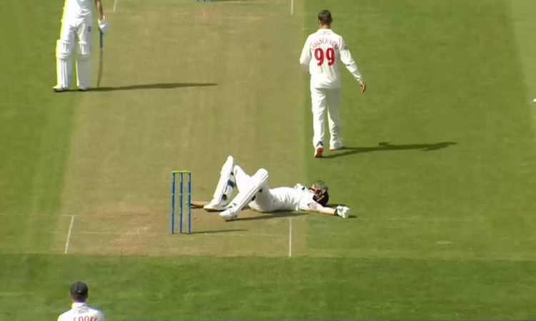 Cricket Image for VIDEO: लाबुशेन की गेंद पर चारों खाने चित्त हुए बेन स्टोक्स, बीच पिच पर 'अंडरटेकर' 