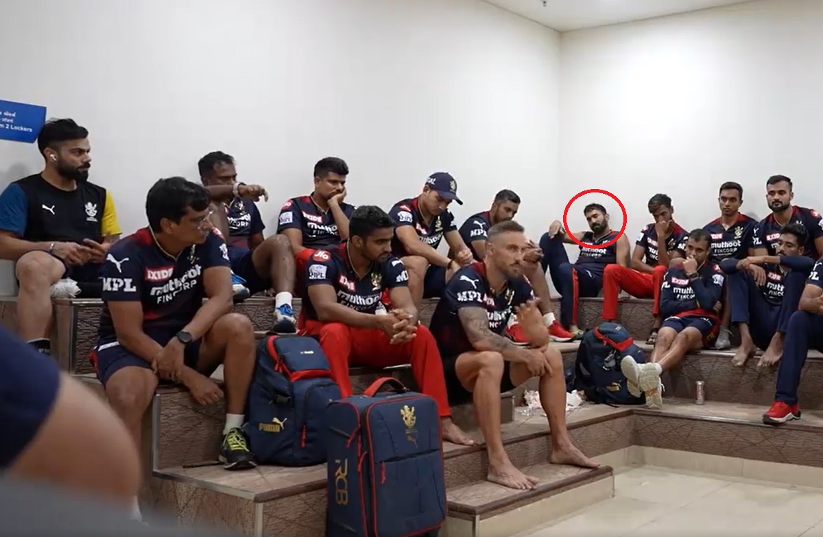 Cricket Image for IPL 2022 Dinesh Karthik RCB Last Dressing Room Huddle