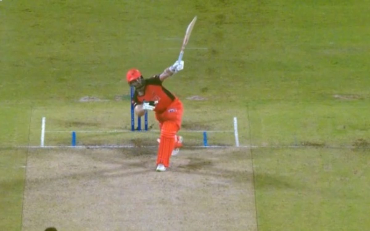 Cricket Image for VIDEO : पंत ही नहीं विलियमसन भी लगाते हैं एक हाथ से छक्का, नहीं यकीन तो देखिए ये व