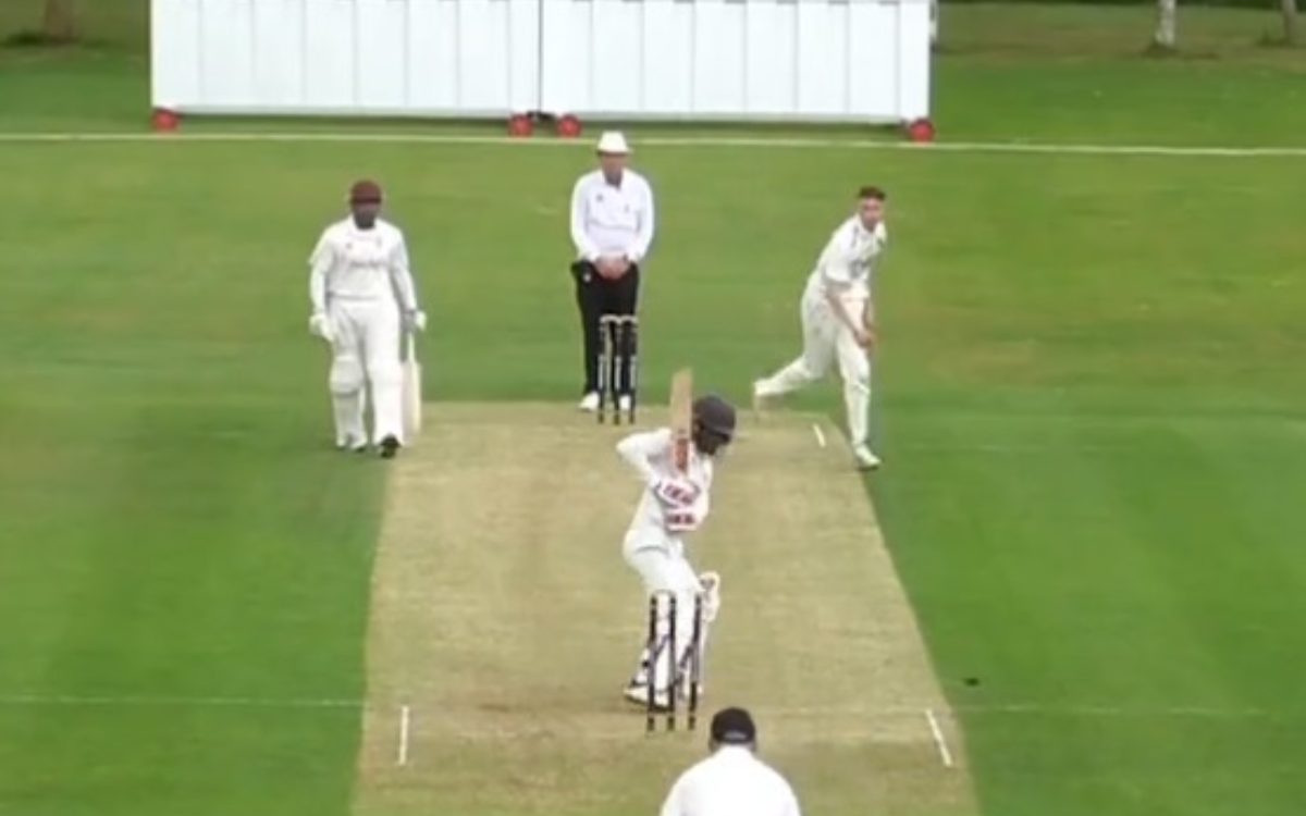 Cricket Image for VIDEO : क्लब क्रिकेटर ने डाली ऐसी स्विंग बॉल, बड़े-बड़े बॉलर्स हो जाएंगे फैन