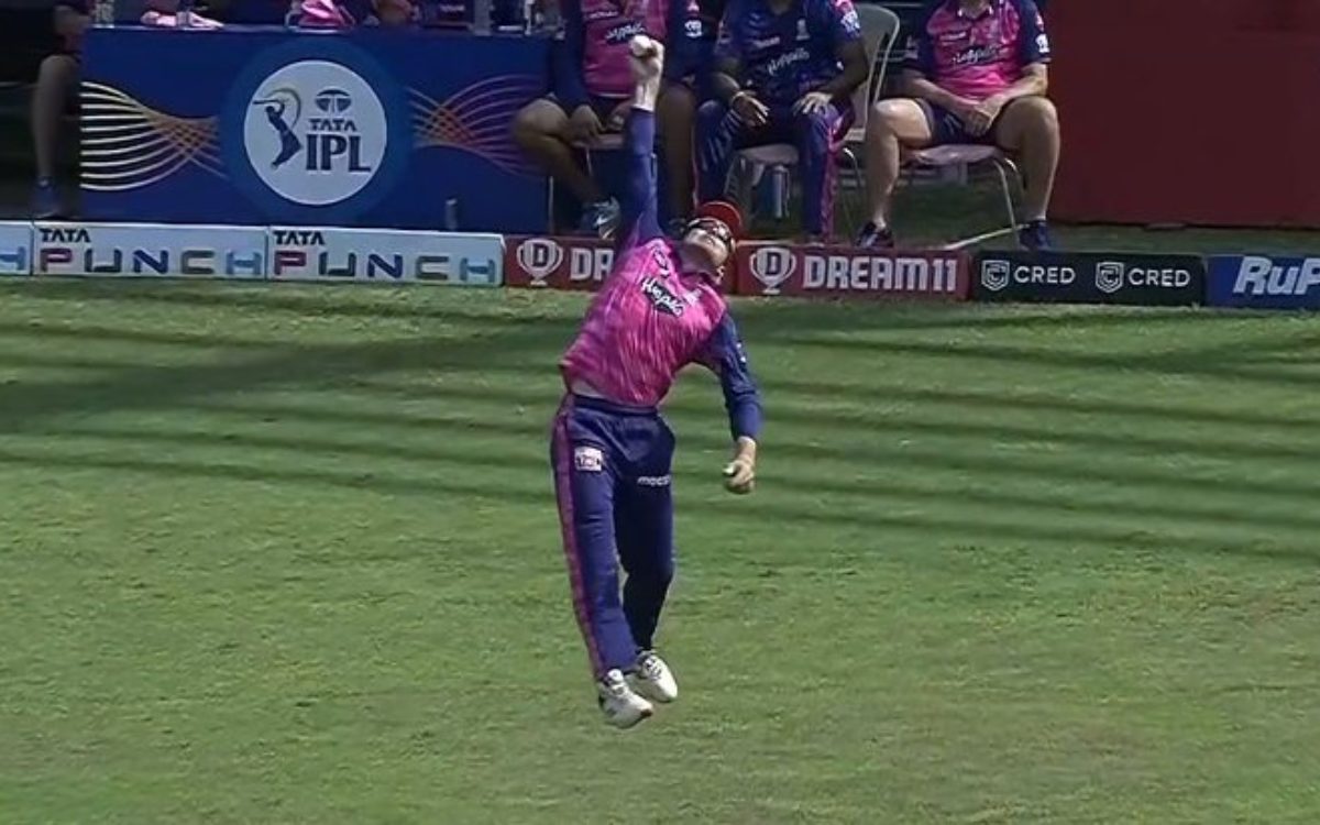 Cricket Image for VIDEO : 'सुपरमैन' बने जॉस बटलर, हवा में उड़कर पकड़ा 'कैच ऑफ द सीज़न'
