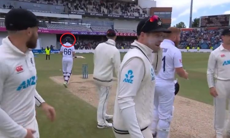 Cricket Image for वीडियो: जो रूट ने जीता दिल, हार से निराश डेरिल मिचेल की और दौड़े और थमा दिया स्टंप