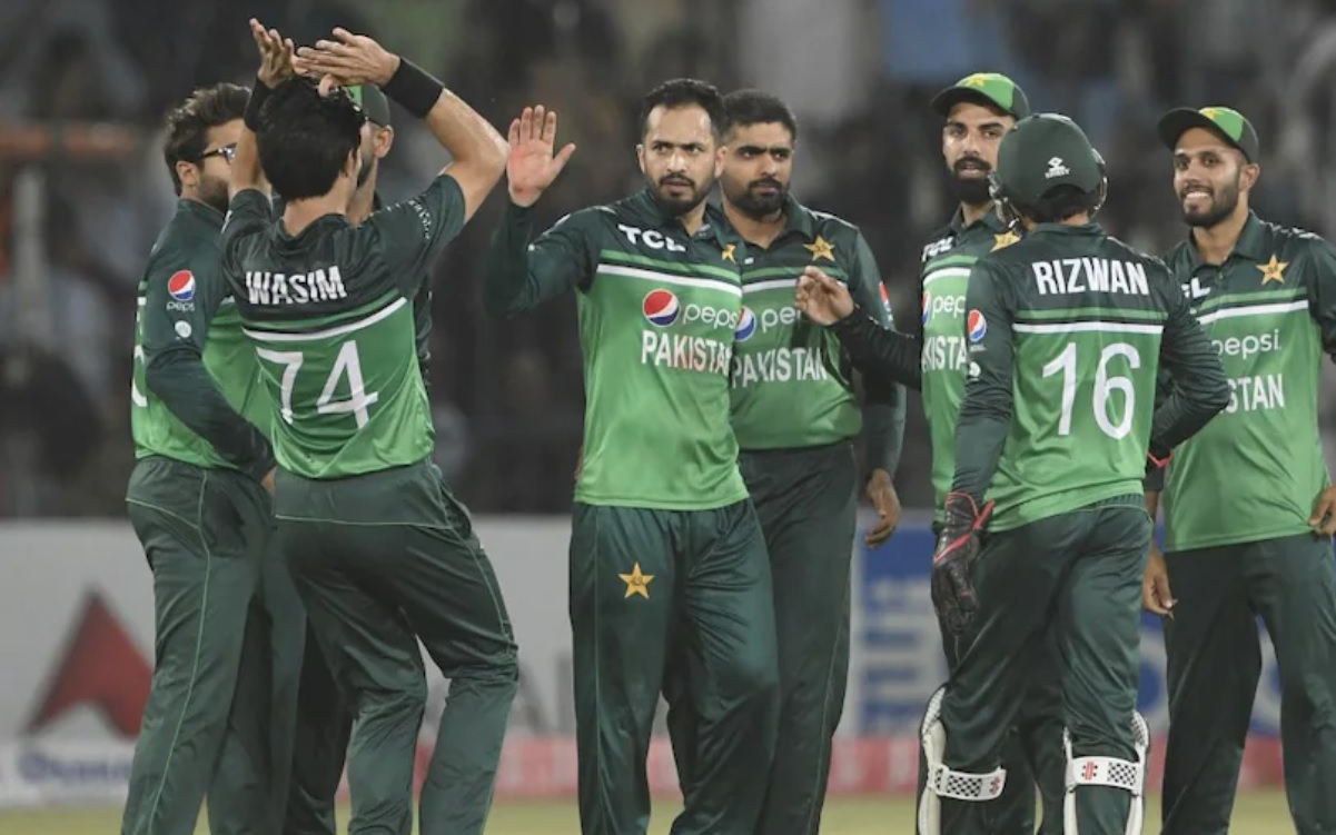 PAK vs WI: पाकिस्तान ने दूसरे वनडे में वेस्टइंडीज को रौंदकर बनाई अजेय बढ़त, बाबर-इमाम के बाद नवाज-जू