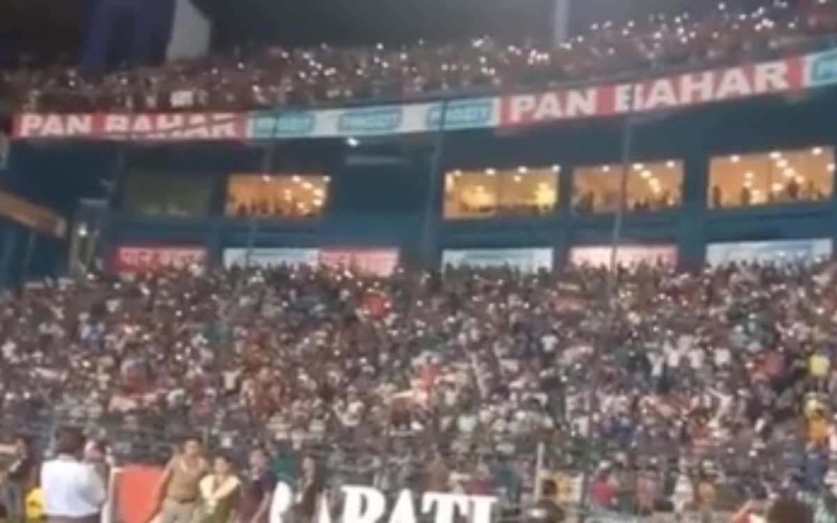 Cricket Image for VIDEO : कटक में फैंस ने खड़े कर दिए रौंगटे, हज़ारों लोगों ने मिलकर गाया 'मां तुझे 