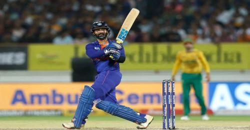 Sunil Gavaskar praises Dinesh Karthik 