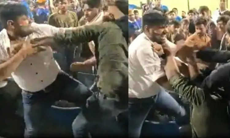 Cricket Image for VIDEO : अरुण जेटली स्टेडियम में चले लात घूसे, फैंस डरे तो पुलिस ने किया बीच बचाव