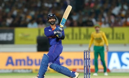 Cricket Image for WATCH: Dinesh Karthik Takes On Dwaine Pretorius, Smacks Consecutive Boundaries 