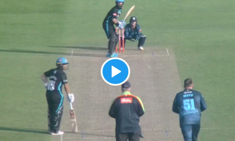Cricket Image for स्पिनर की लहराती गेंद देखी क्या? मोईन अली को भी नहीं हुआ यकीन; देखें VIDEO