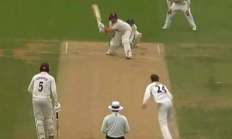 Cricket Image for जैक लीच ने कूट डाली गेंद, लेफ्ट हेंडर से राइट हेंडर बन खेला BazBall क्रिकेट