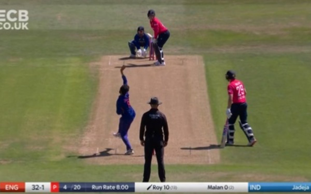 Cricket Image for VIDEO : जडेजा के दुश्मन बने जेसन रॉय, खड़े-खड़े लगाया छक्का