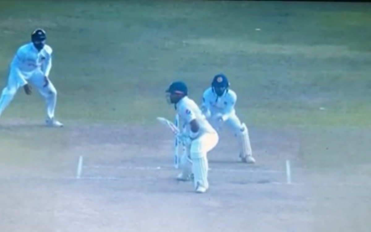 Cricket Image for VIDEO : ये कहां से घुस गई गेंद, प्रभात ने उड़ाए बाबर आज़म के होश