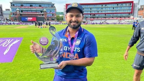 Cricket Image for Pant Gifts Champagne Bottle To Ravi Shastri After India Wins The Series Against En