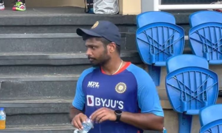 Cricket Image for VIDEO : इंसानियत किसे कहते हैं संजू से सीखिए, जर्नलिस्ट को बस में बिठाने को हो गए 