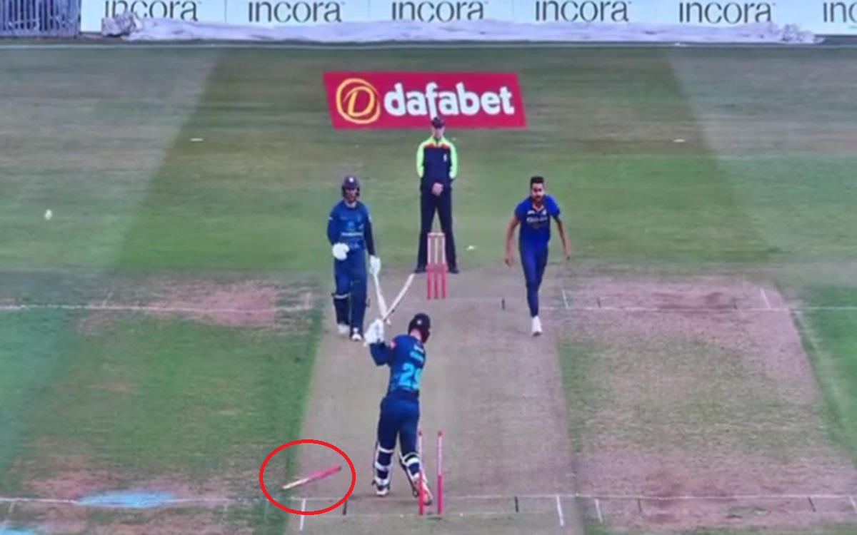 Cricket Image for उमरान मलिक ने उखाड़ फेंका मिडिल स्टंप, 'बुलेट-रफ्तार' गेंद से टकराकर कोसों दूर गिर