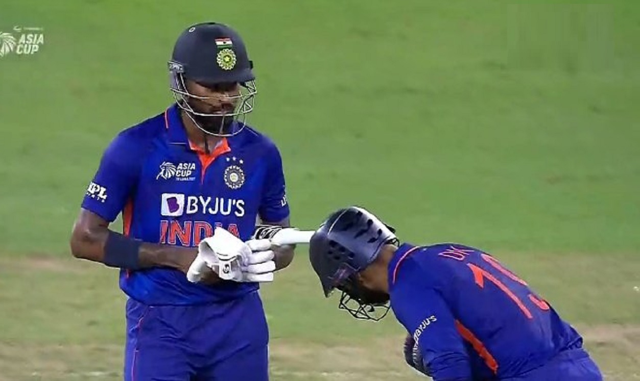 Dinesh Karthik Bows to Hardik Pandya After Match-Winning Six Watch Video Dinesh Karthik Bows to Hardik Pandya After Match-Winning Six Watch Video
