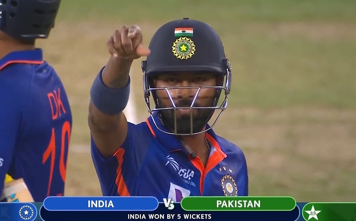  Hardik Pandya finishes it off with a six and remains unbeaten on 33 off 17