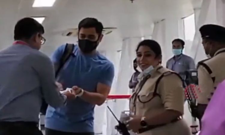 Cricket Image for IPL CSK captain MS Dhoni humble gesture at Ranchi airport 