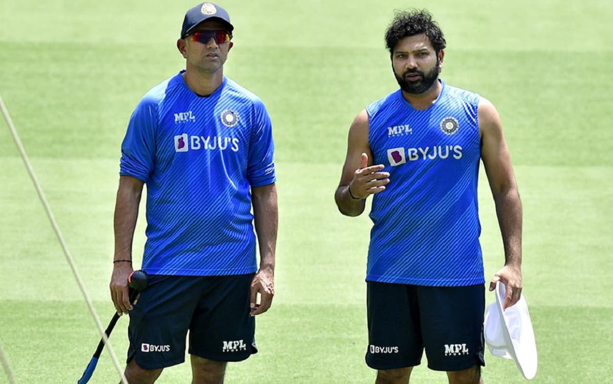 Asia Cup 2022 Coach Rahul Dravid joins team India for Pakistan match after COVID recovery