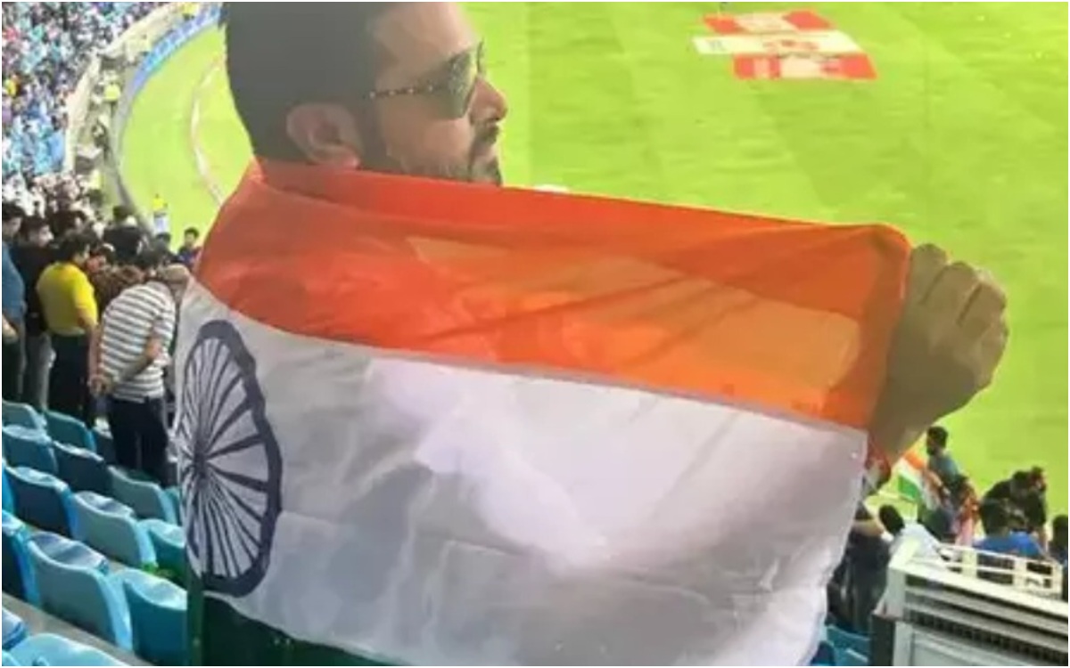 Cricket Image for इंडियन फैन का प्रैंक बना मुसीबत, पाकिस्तान की जर्सी पहनकर किया था भारत को सपोर्ट