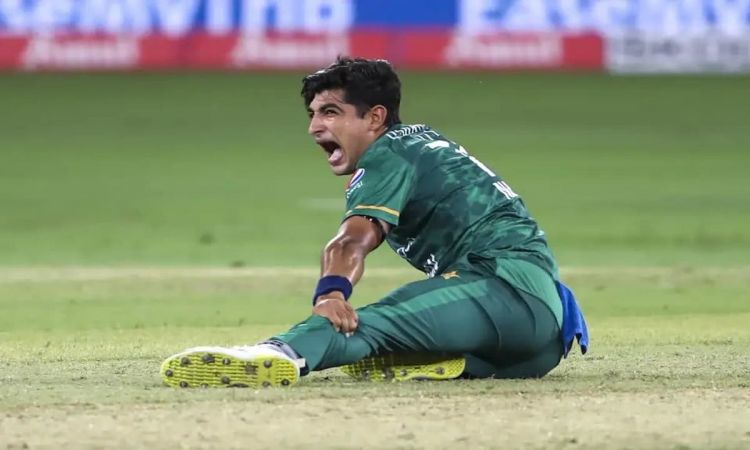 Pakistan teenager Naseem Shah cries while walking back to dugout after India match, emotional video 