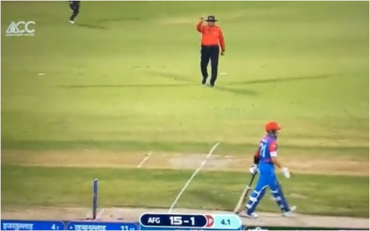 Cricket Image for VIDEO : शाकिब के सामने नहीं चली हीरोगिरी, आधी पिच पर खड़े रह गए गुरबाज़