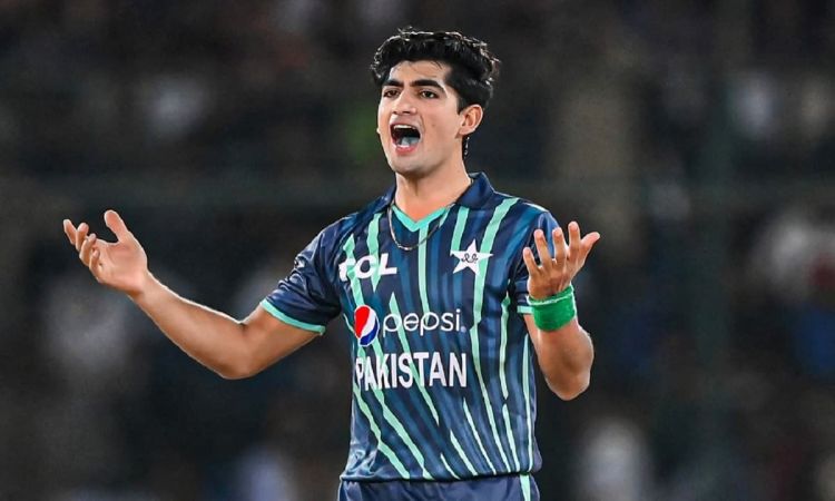 इंग्लैंड के खिलाफ T20 सीरीज के बीच में पाकिस्तान को लगा झटका, नसीम शाह निमोनिया के कारण अस्पताल में 