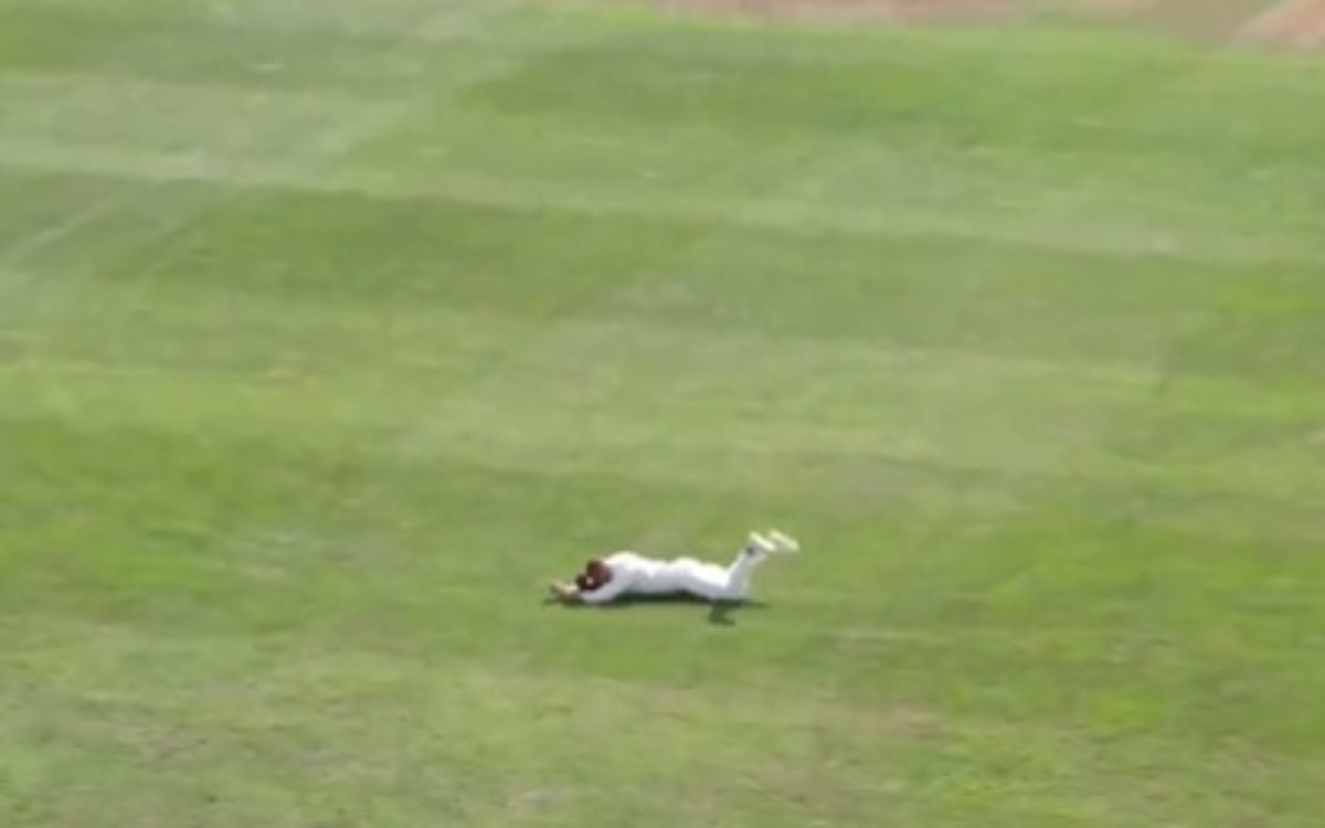 Cricket Image for VIDEO : 6 सेकेंड हवा में घूमती रही गेंद, फील्डर ने नहीं मानी हार और पकड़ लिया असंभ