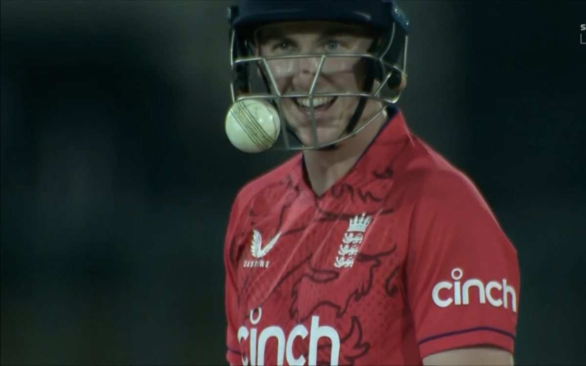 Cricket Image for VIDEO : हैरी ब्रूक के हेल्मेट में फंस गई बॉल, रिज़वान और रऊफ ने ले लिए मज़े