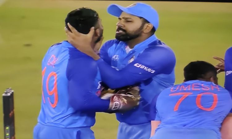 Rohit Sharma's aggressive gesture towards Dinesh Karthik after India keeper doesn't appeal for DRS g