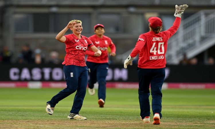 Sophie Ecclestone's impressive 3/25 helps England win the third T20I against India and seal the seri