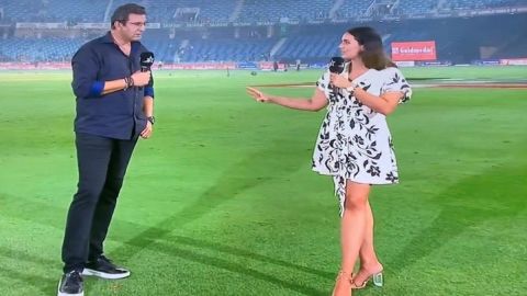 Cricket Image for Former Pakistan Captain Wasim Akram Interrupts Mayanti Langer 