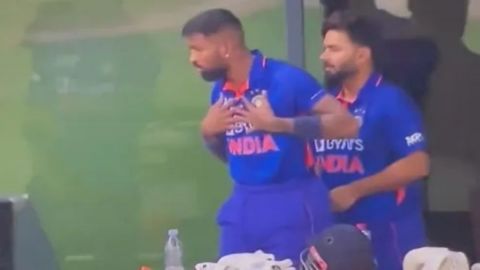 Cricket Image for VIDEO : टुकुर-टुकुर निहारते रहे पंत, ड्रेसिंग रूम में दिखा बड़ा कन्फ्यूज़न