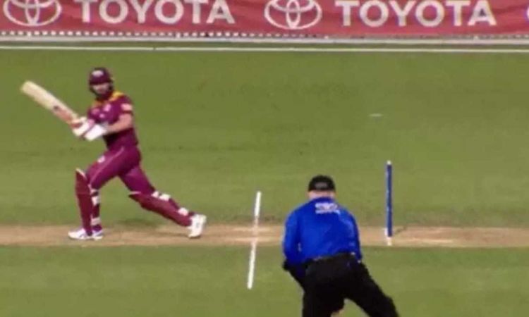 Cricket Image for VIDEO: बल्लेबाज़ के शॉट ने किया अंपायर को घायल, ब्रूस ऑक्सनफोर्ड को जाना पड़ा बाहर