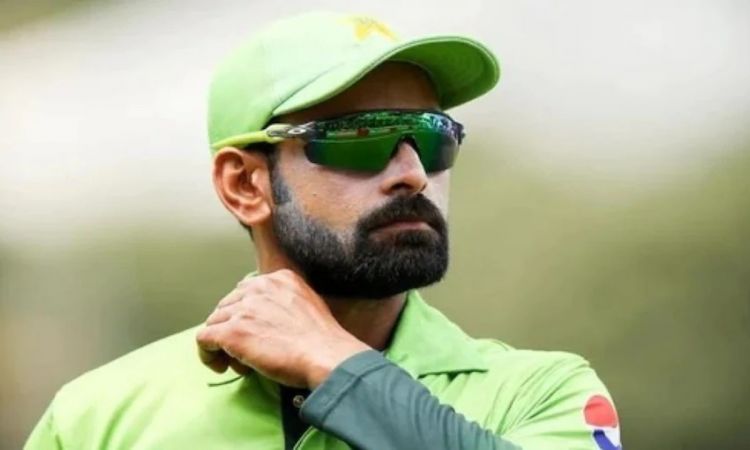 Cricket Image for VIDEO : 'प्लेयर्स को देसी मुर्गी के इंजेक्शन लगाए जाएं', मोहम्मद हफीज़ ने लिए अपनी