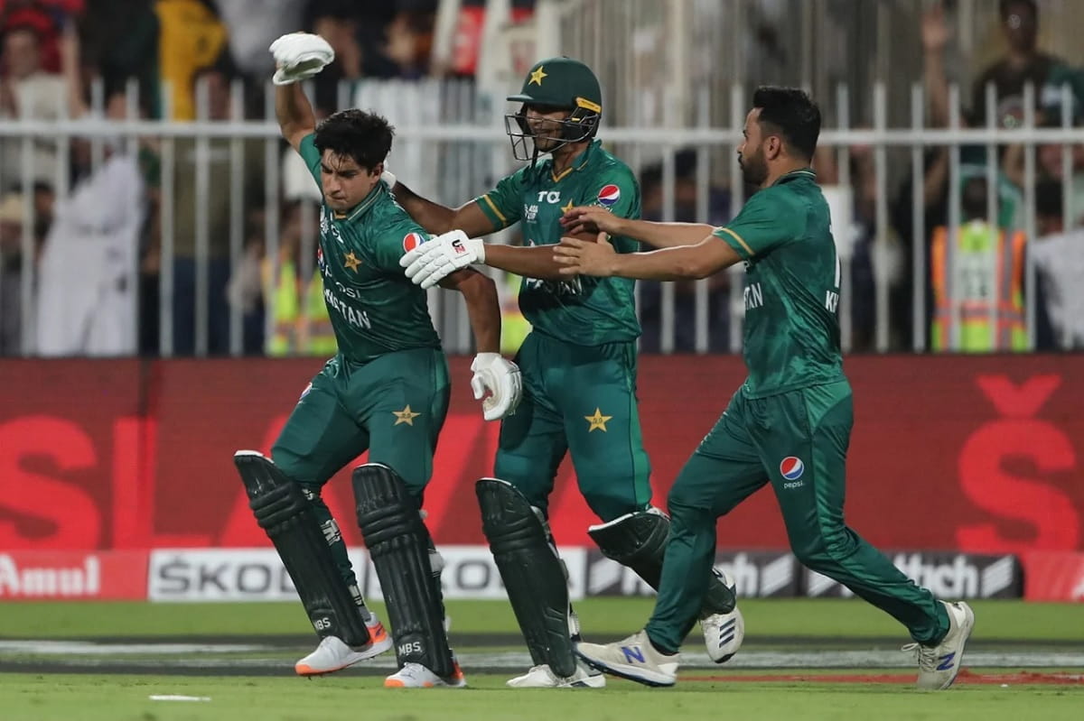 Cricket Image for बल्ला उधर लेकर नसीम शाह ने पाकिस्तान को एशिया कप फाइनल में पहुंचाया