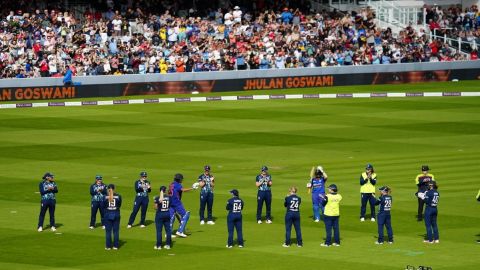 Cricket Image for WATCH: Jhulan Goswami Receives Guard Of Honor From English Team As She Comes Out T