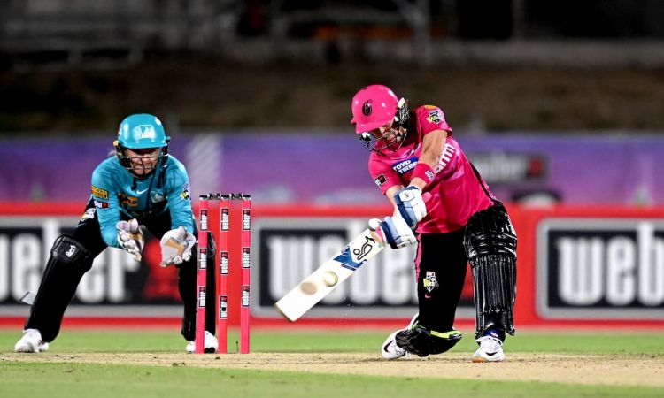 Ellyse Perry starred with bat and ball as Sydney Sixers claimed a final-over thriller over Brisbane 