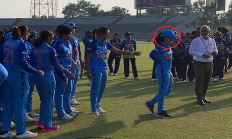 Cricket Image for Harmanpreet Kaur Reaction After Renuka Singh Wanted Translator India Vs Sri Lanka