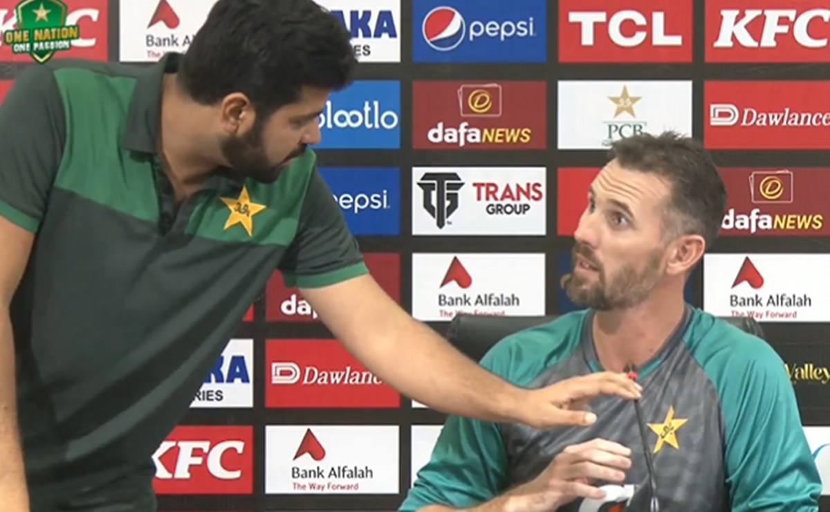 Cricket Image for Pak Vs Eng Pakistan Cricket Board Pcb Moderator Switched Off Shaun Tait Microphone