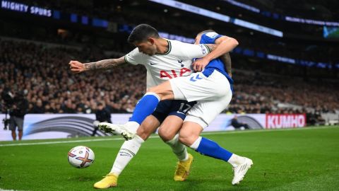 Spurs keep up title challenge at Premier League