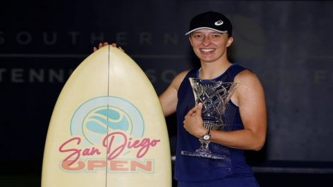 Swiatek holds off Vekic in San Diego, wins eighth title of season