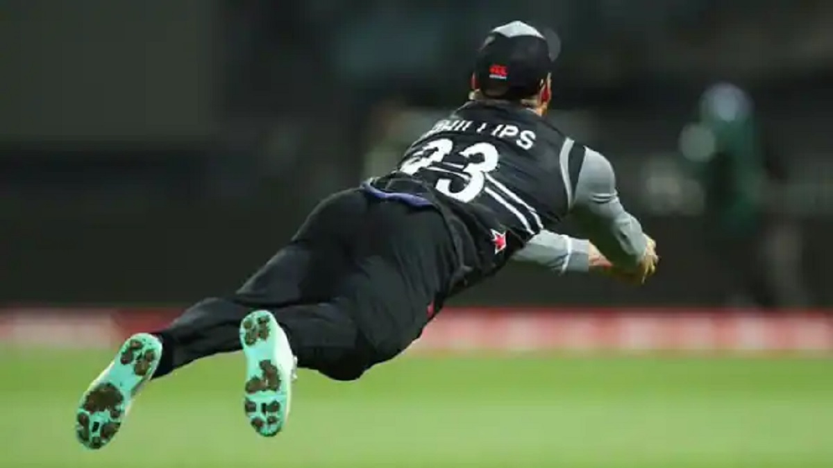 Cricket Image for Glenn Phillips' Outstanding Flyer Catch Sends Stoinis Back To Pavilion, Video Goes