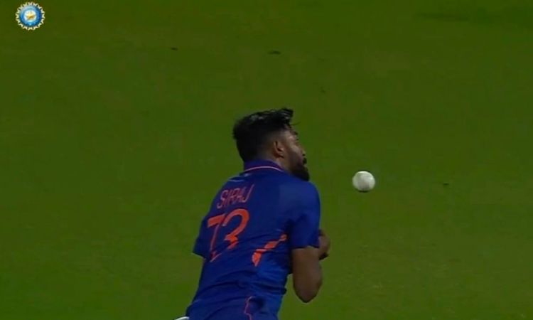 Cricket Image for VIDEO : 'सिराज पैदा ही कैच छोड़ने के लिए हुआ है', लड्डू कैच छोड़ने के बाद ट्रोल हु