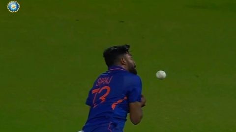 Cricket Image for VIDEO : 'सिराज पैदा ही कैच छोड़ने के लिए हुआ है', लड्डू कैच छोड़ने के बाद ट्रोल हु