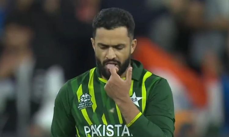 Mohammed Nawaz Used Saliva on The Ball During IND vs PAK T20 World Cup 2022 Match?