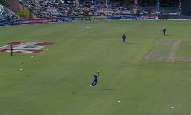 Cricket Image for VIDEO : हाथों से फिसल गई थी गेंद लेकिन बिश्नोई ने हवा में उड़कर पकड़ ही लिया शानदा