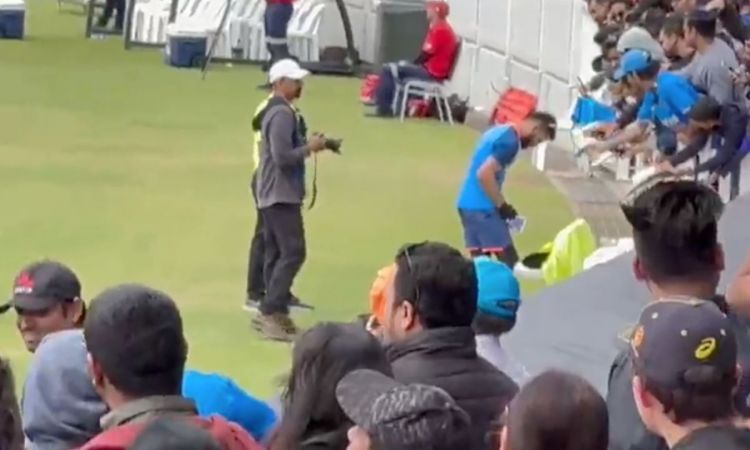 Cricket Image for VIDEO : विराट कोहली ने जीता ऑस्ट्रेलिया में दिल, फैंस को शिद्दत से ऑटोग्राफ देते ह