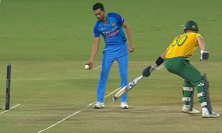 WATCH: Deepak Chahar Lets Off Tristan Stubbs; Avoids Inflicting Run Out At Non-Strikers' End